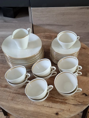 Elegantes Kaffeeservice,zeitlose,schlichte Form in Elfenbein,mit Goldrand ein 11 teiliges Kaffeeserv