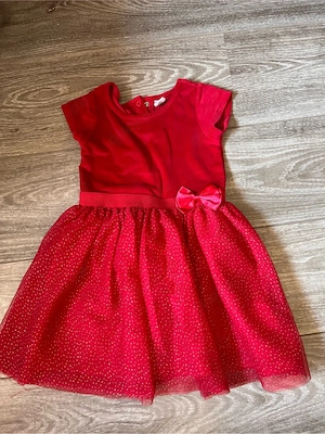Mädchen Rotes Kleid Bild 4