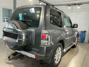 Mitsubishi Pajero 3.2 DI-D Top *Navi| Xenon| Kamera| AHK* Bild 2