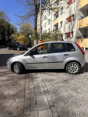 Ford Fiesta Ghia Bild 4