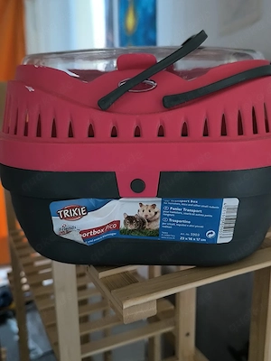 Transportbox und Heu 