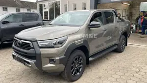 Toyota Hilux 2.8 Invincible DoubleCab*Bügel+Rollo+JBL+AH