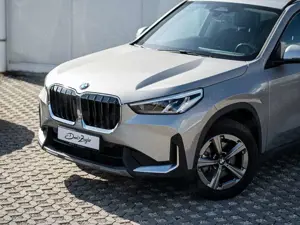 BMW X1 sDrive18i AHK PANO RFK SpSitze LRH TravelPak Bild 4