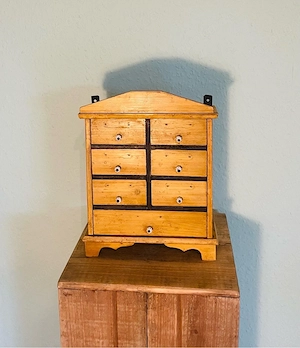 Gewürzregal, Hängeschrank, antik, 1910er, Weichholz, Landhaus , Porzellan Griffe, Augenweide