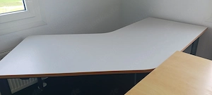 Diverse Schreibtische, Stühle und Rollcontainer