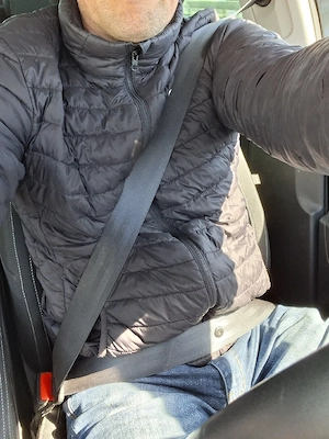 30.4. Netter schlanker Mann Putzt gern Nackt..