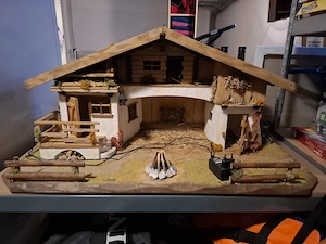 Handgeschnitze Weihnachtskrippe inkl. Lichter und Figuren