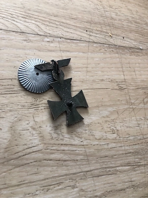 Eine Brosche signiert 