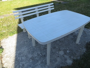 Gartenbank mit Tisch