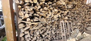 Brennholz Buche trocken gelagert.