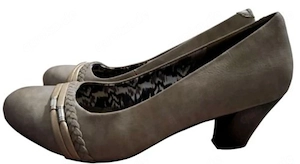 Elegante Damenpumps in Taupe mit Zierdetails
