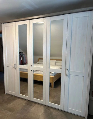 Kleiderschrank im Landhausstil