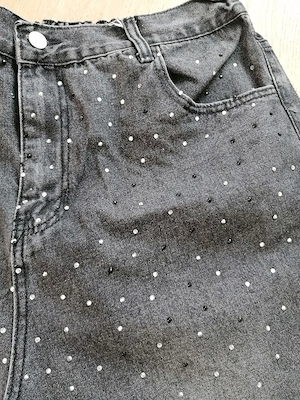 Jeanshose mit Strasssteinen 