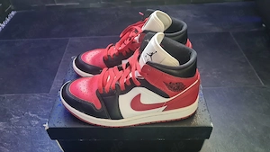 AIR JORDAN 1 MID schwarz gym red