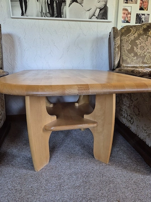 Couchtisch aus Massivholz 