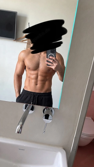 Attraktiver, gutaussehender Mann mit 23 cm Penis Und auf der Suche nach Frauen zum Spaß
