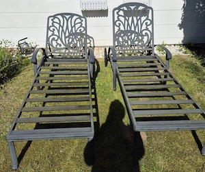 2 Gartenliegen aus Metall
