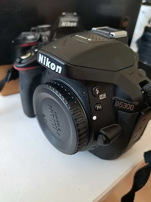 Nikon D5300 24.2 MP Kit mit AF-P DX 18-55 VR Objektiv - Schwarz