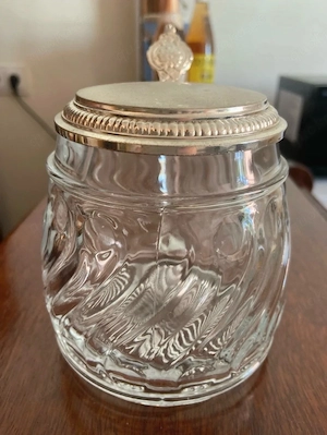 Bierkrug aus Glas mit Deckel