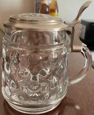 Bierkrug aus Glas mit Deckel