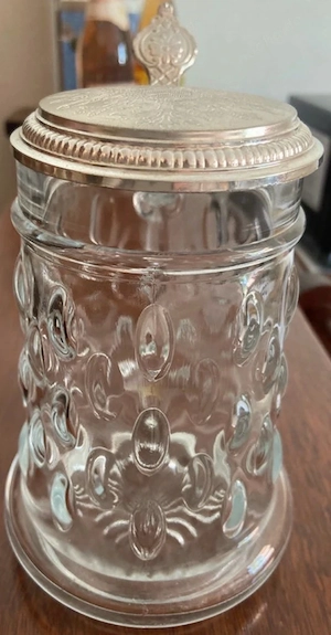 Bierkrug aus Glas mit Deckel