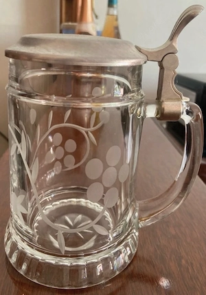 Bierkrug aus Glas mit Motiv