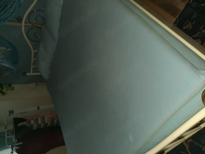 Zu verschenken ist ein Ehebett mit Metallrahmen aus einem Nichtraucherhaushalt und ohne Tierhaltung