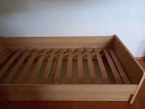 Zu verschenken: Bett mit klappbarem Lattenrost, 90 x 200 cm