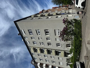 süße und helle 2-Zi Wohnung mit Aufzug zu vermieten