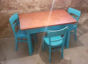 Tisch Vollholz und 3 Stühle, 50er Jahre oder älter