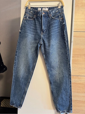 Damen Mom Jeans blau High Waist Größe M von Bershka