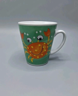 Tasse mit Krabbe 10cm hoch 9cm breit
