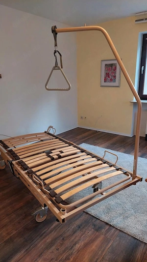 Pflegebett Burmeier mit Aufrichter, und Rollen - gebraucht