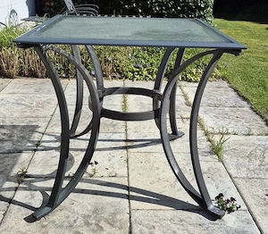 Glastisch mit robustem Metallgestell für Garten oder Balkon