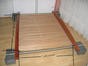 Bett aus Kirschbaumholz