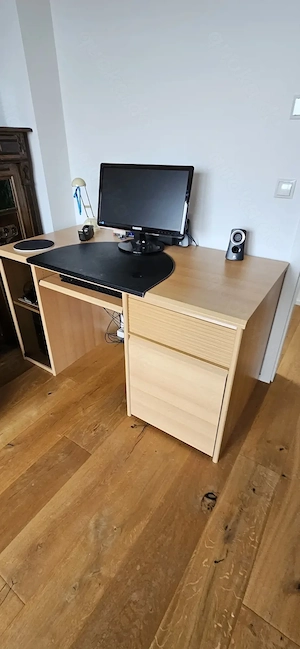 Schreibtisch