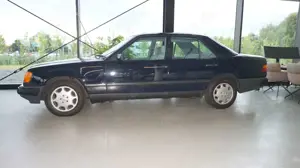Mercedes-Benz E 260 OLDTIMER H-KENNZEICHEN+SCHECKHEFT+ESSD+TEM