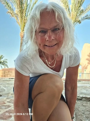 Unternehmungslustige, junggebliebene, attraktive 65- jährige sucht vorzeigbaren, empathischen NR!