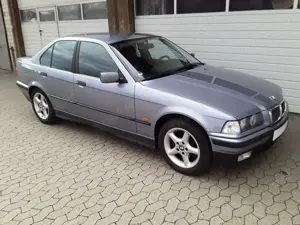 BMW 318 iA E36 Limo, samoablaumetallic + Samt-Velours