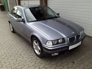 BMW 318 iA E36 Limo, samoablaumetallic + Samt-Velours Bild 5