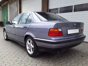 BMW 318 iA E36 Limo, samoablaumetallic + Samt-Velours Bild 4