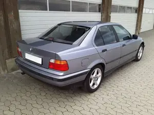 BMW 318 iA E36 Limo, samoablaumetallic + Samt-Velours Bild 2