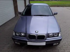 BMW 318 iA E36 Limo, samoablaumetallic + Samt-Velours Bild 3