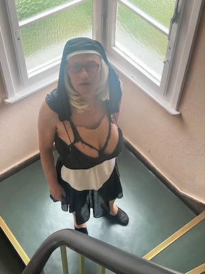 DWT dient als Frau oder Sklave   rin !  Bild 2