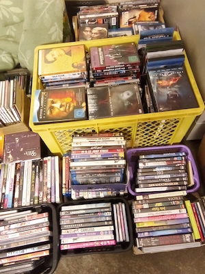 Ca. 400 DVDs und 120 Musik CDs 