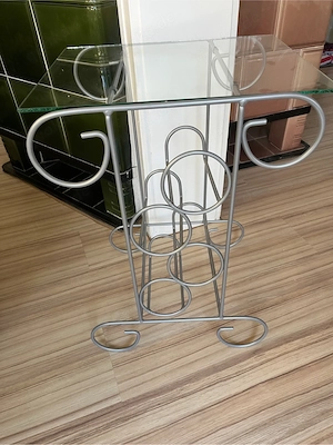 Beistelltisch mit Glasplatte