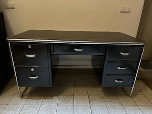 Schöner alter Metall Schreibtisch schwarz