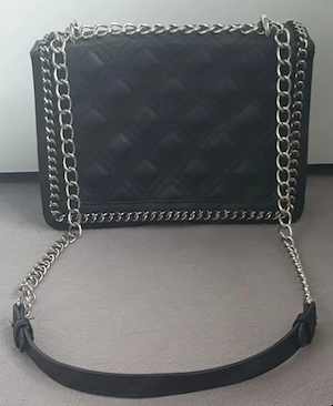 Schicke schwarze Stepp-Handtasche mit Kettenriemen