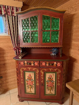 Bauernbuffet mit Butzenscheiben & handgemalter  Blumenmalerei
