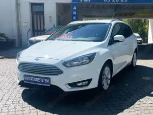 Ford Focus Titanium  Navi/Kamera/PDC/Sitzh./Zahnriemen Neu